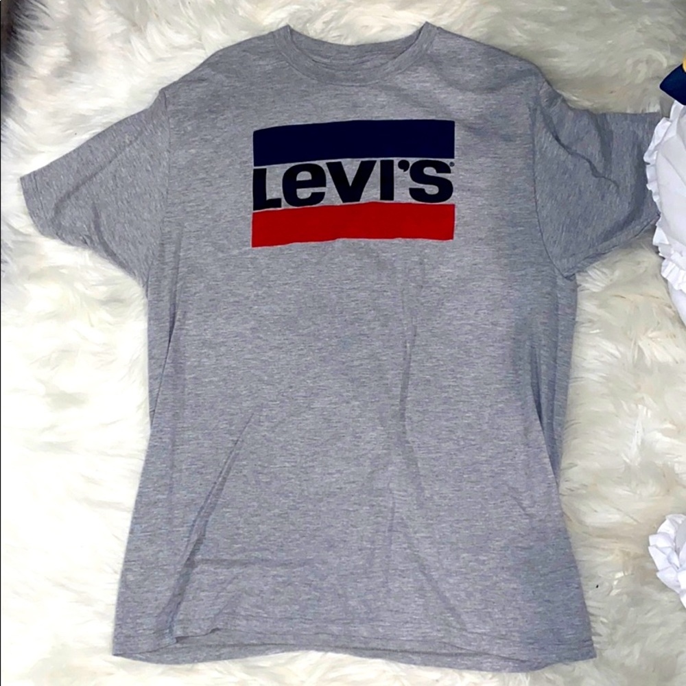Gray Levi’s tee shirt